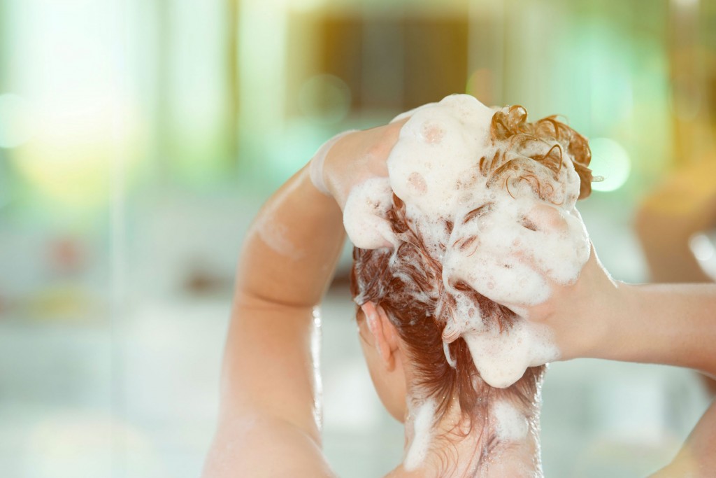 01-dandruff-natural-treatment-washing-hair
