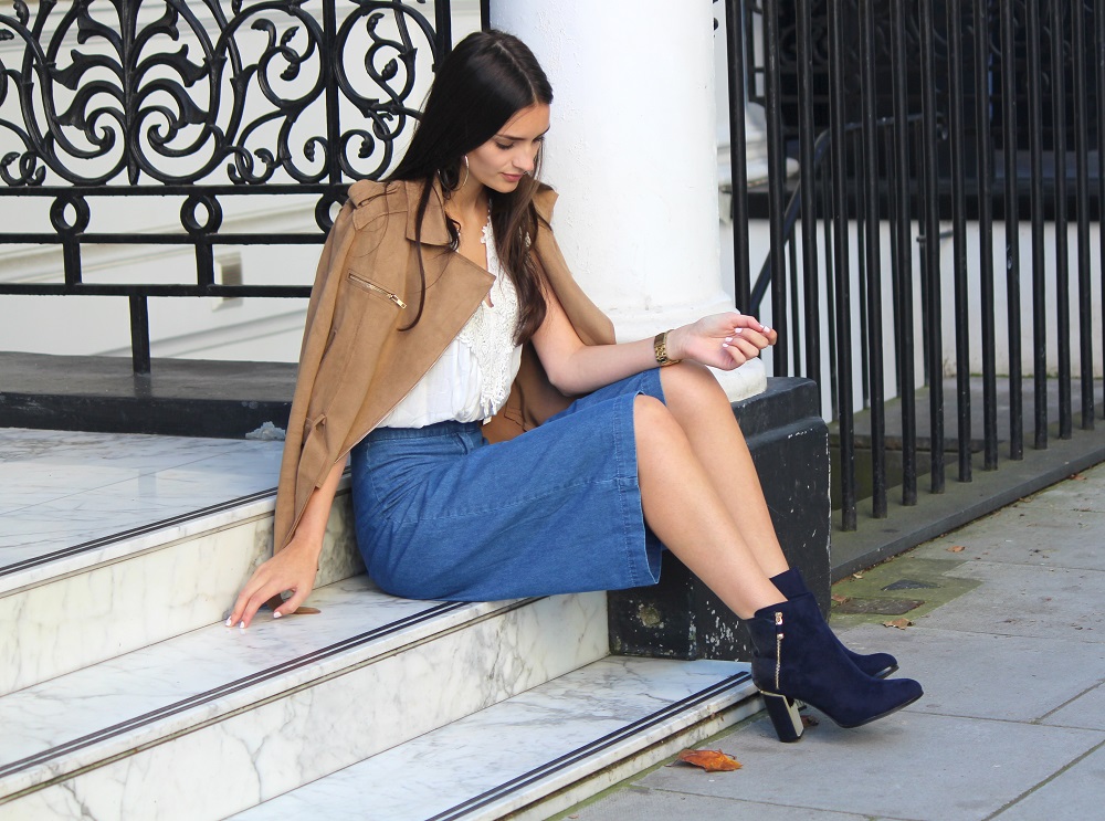peexo fashion blogger chloe vibes wearing denim culottes and flowy white lace top (7)
