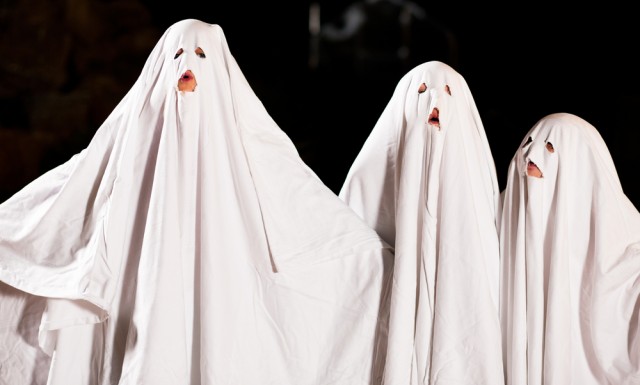 kids-dressed-as-ghosts
