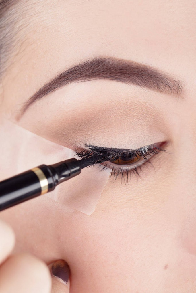 549baebd8b9f8_-_elle-beauty-liquid-eyeliner-5-v-36714033-elv